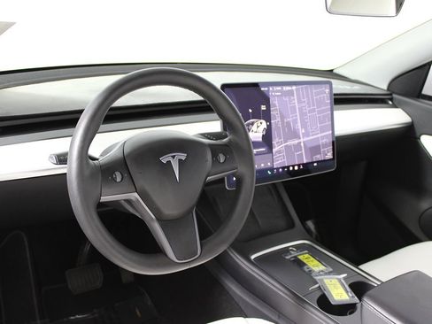 Used 2021 Tesla Model Y Long Range image 7