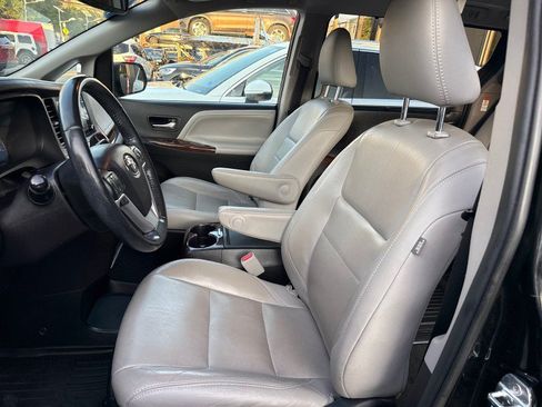 Used 2018 Toyota Sienna Limited Premium AWD/4WD image 6