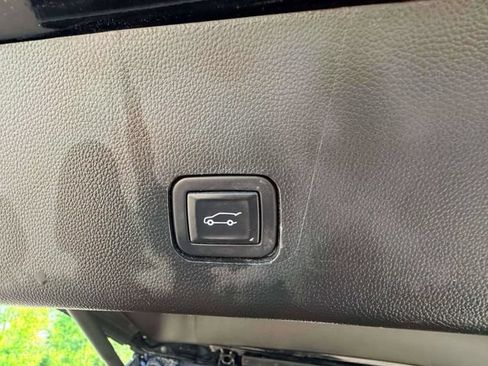 Used 2020 Chevrolet Traverse LT FWD image 12