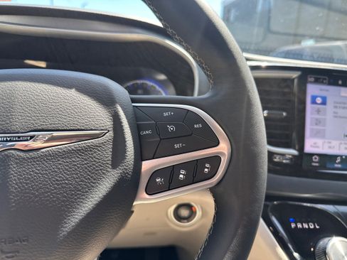 Used 2023 Chrysler Pacifica Touring-L FWD image 34