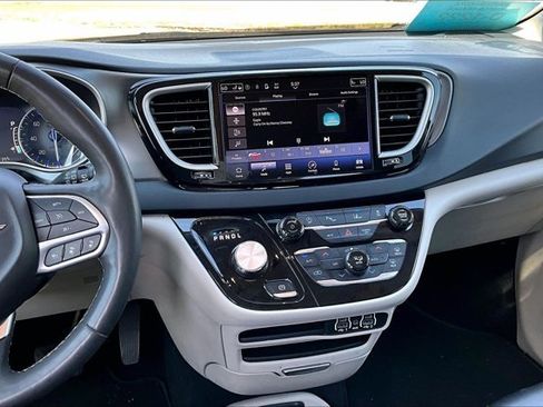Used 2023 Chrysler Pacifica Touring-L FWD image 9