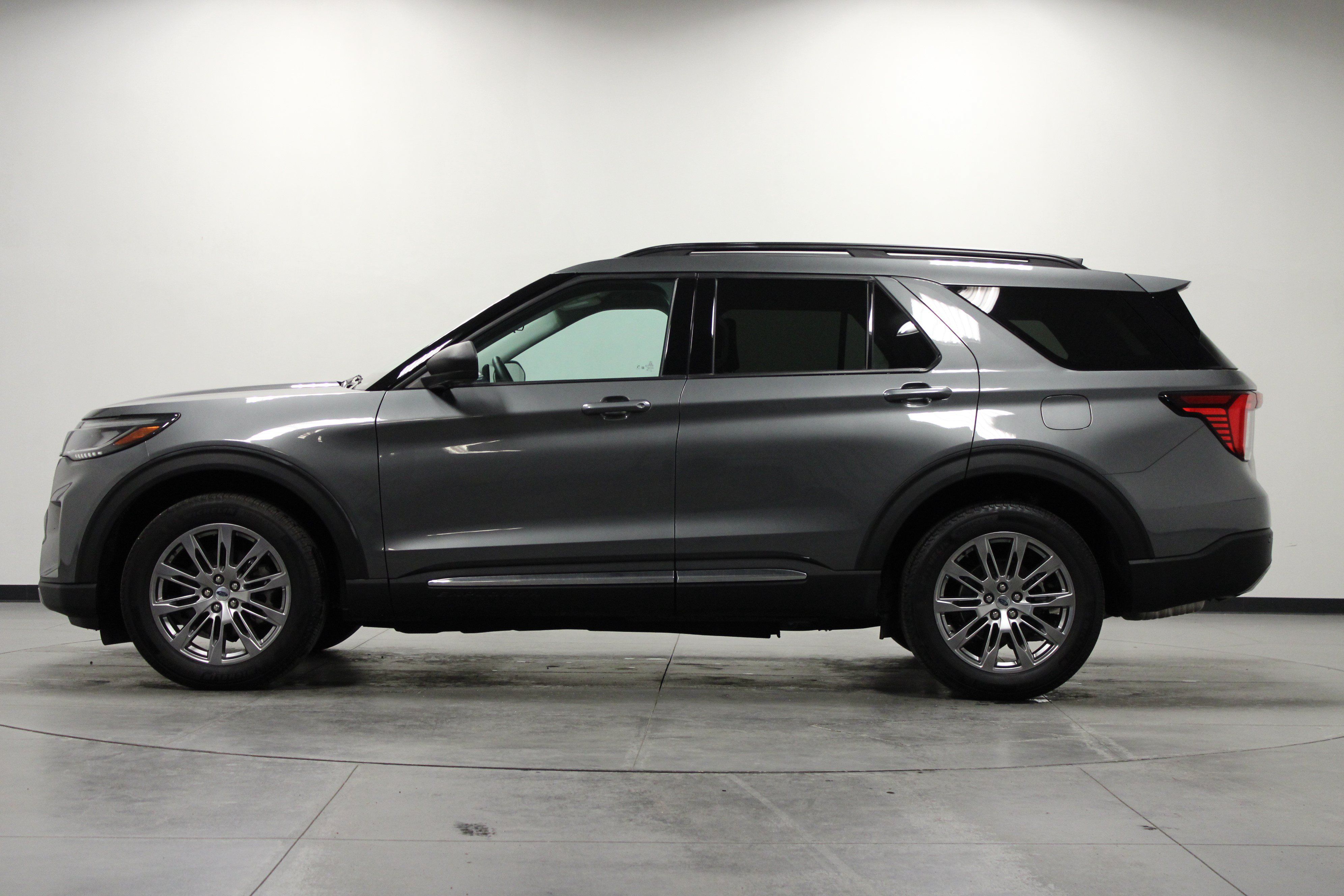 Used 2025 Ford Explorer Active w/ Active Comfort Package AWD/4WD image 7
