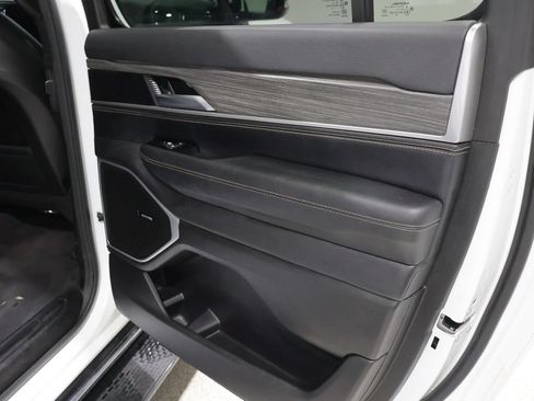 Used 2024 Jeep Wagoneer L Series II w/ Flexible Seating Group AWD/4WD image 23