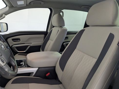 Used 2021 Nissan Titan SV w/ SV Convenience Package image 9