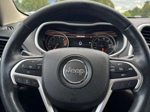 Used 2016 Jeep Cherokee Limited FWD image 19