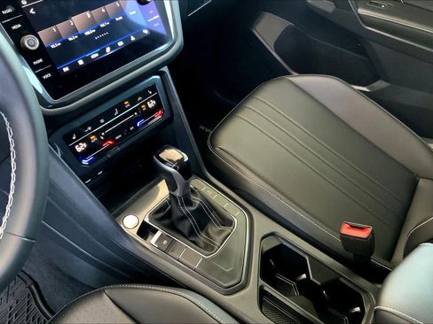 Used 2022 Volkswagen Tiguan SE w/ Panoramic Sunroof Package image 17