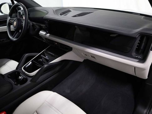 Certified 2025 Porsche Cayenne image 6