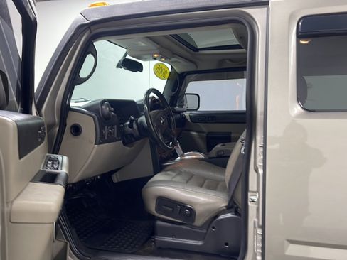 Used 2005 HUMMER H2 SUT w/ Preferred Equipment Group AWD/4WD image 2