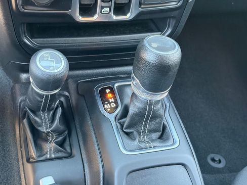 Used 2022 Jeep Wrangler Unlimited Sahara AWD/4WD image 27