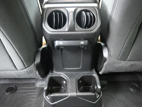 Used 2022 Jeep Wrangler Unlimited Sport AWD/4WD image 26
