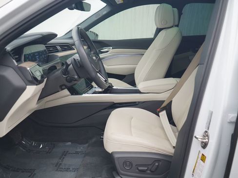 Used 2024 Audi Q8 e-tron Premium Plus image 6