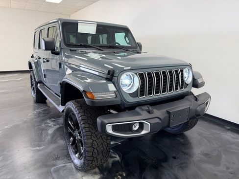 Used 2025 Jeep Wrangler Unlimited Sahara AWD/4WD image 23
