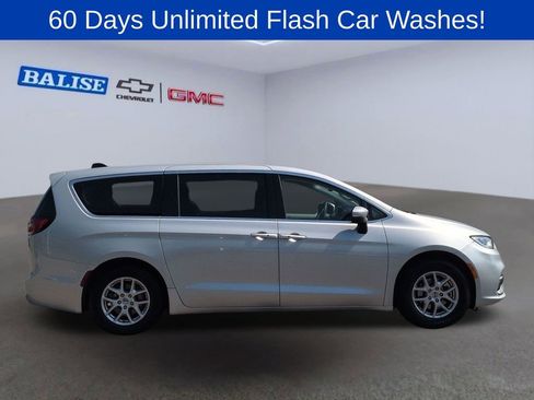 Used 2023 Chrysler Pacifica Touring-L FWD image 2