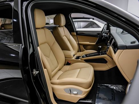 Used 2024 Porsche Macan AWD/4WD image 46