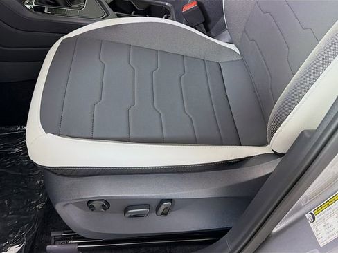 New 2026 Volkswagen Taos SE image 20