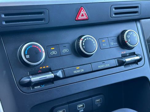 Used 2024 Kia Carnival LX image 36