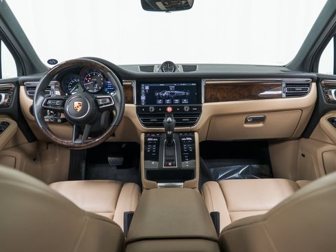Certified 2022 Porsche Macan image 18