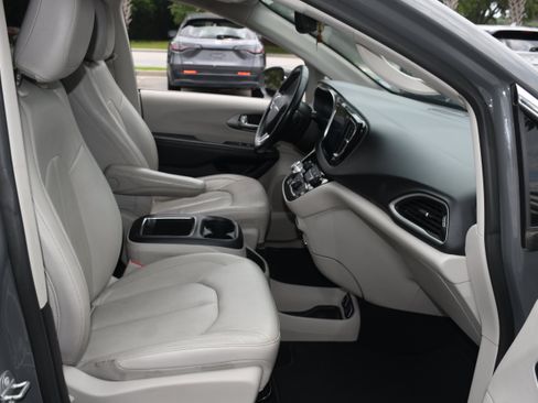 Used 2021 Chrysler Pacifica Touring-L FWD image 20