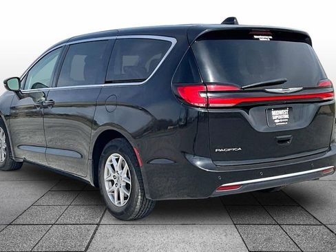 Used 2023 Chrysler Pacifica Touring-L image 10