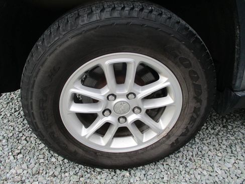 Used 2019 Jeep Grand Cherokee Laredo image 28