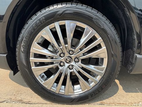 Used 2024 Toyota Venza XLE AWD/4WD image 9