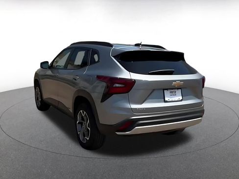 Used 2025 Chevrolet Trax LT FWD image 10
