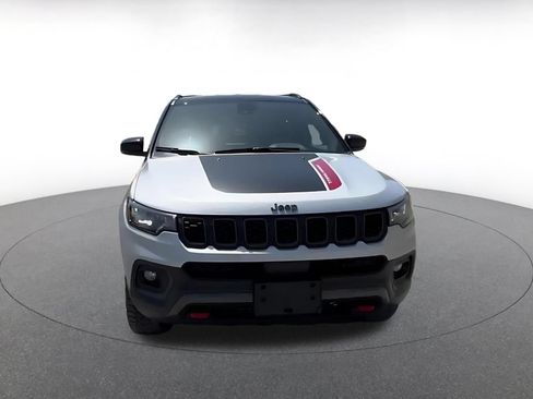 Used 2025 Jeep Compass Trailhawk AWD/4WD image 4