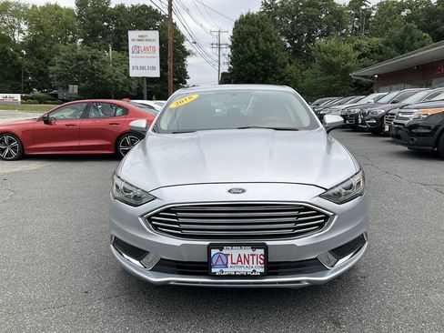 Used 2018 Ford Fusion SE FWD image 2