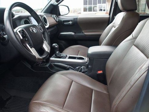 Used 2022 Toyota Tacoma Limited image 15