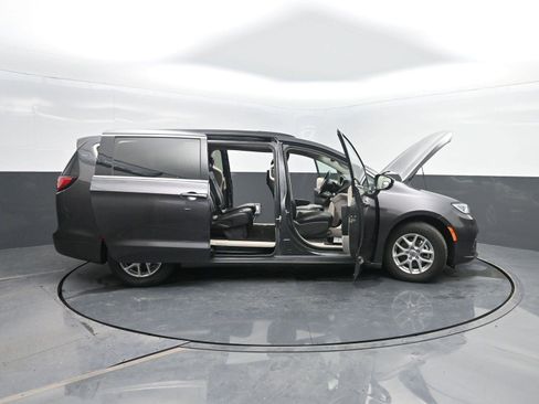 Used 2022 Chrysler Pacifica Touring-L image 49