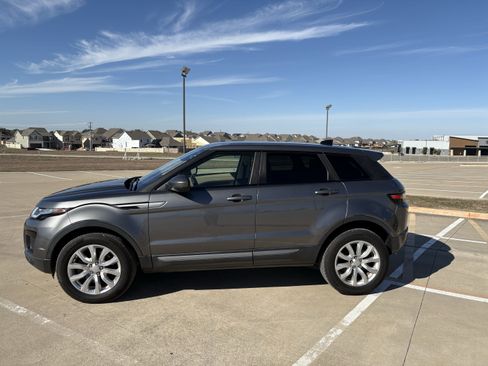 Used 2018 Land Rover Range Rover Evoque SE image 2
