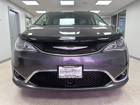Used 2020 Chrysler Pacifica Limited w/ Tire & Wheel Group FWD image 6