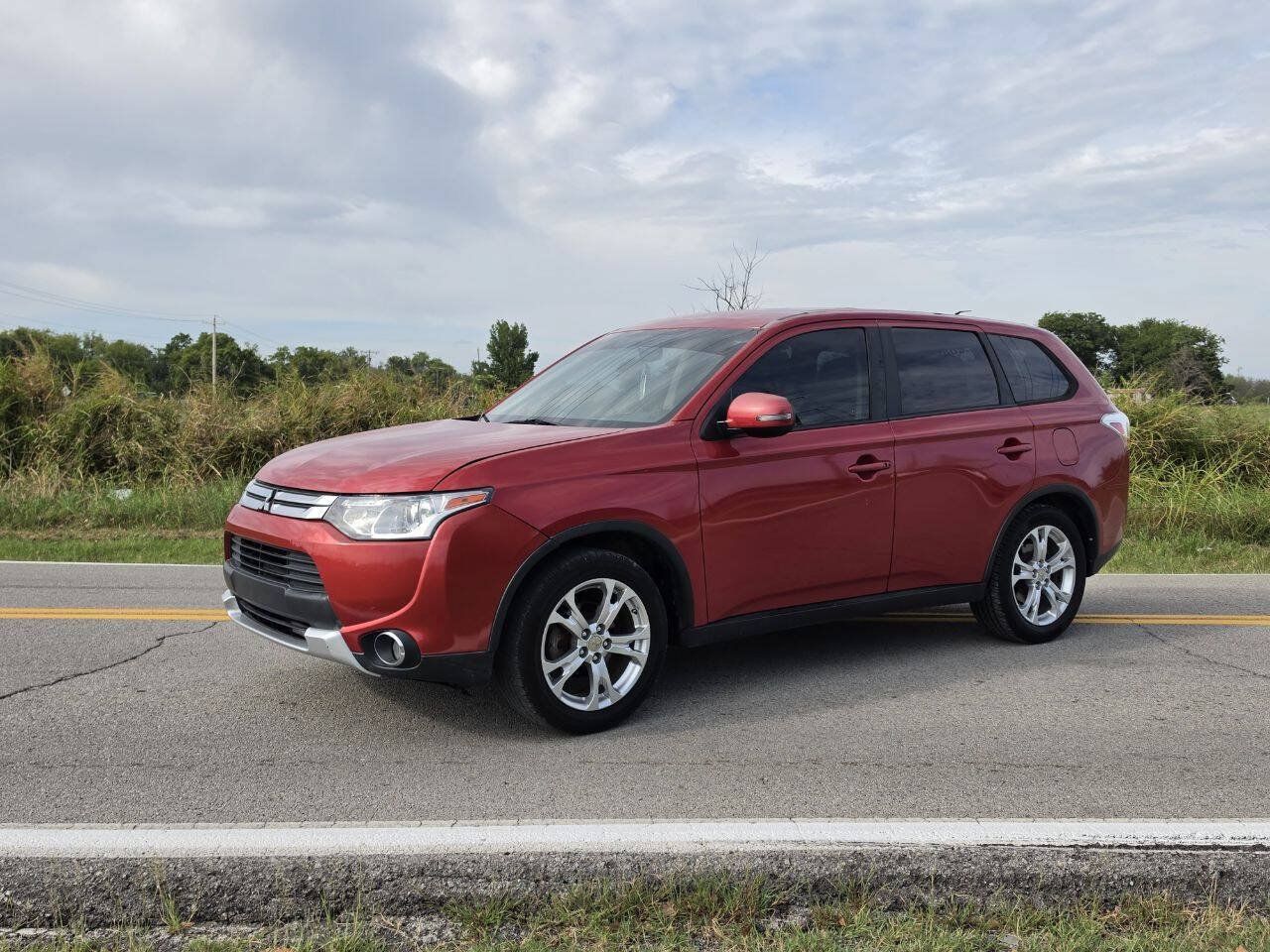 Used 2015 Mitsubishi Outlander SE FWD image 2