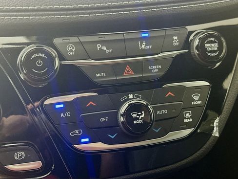 Used 2026 Chrysler Pacifica Select image 18