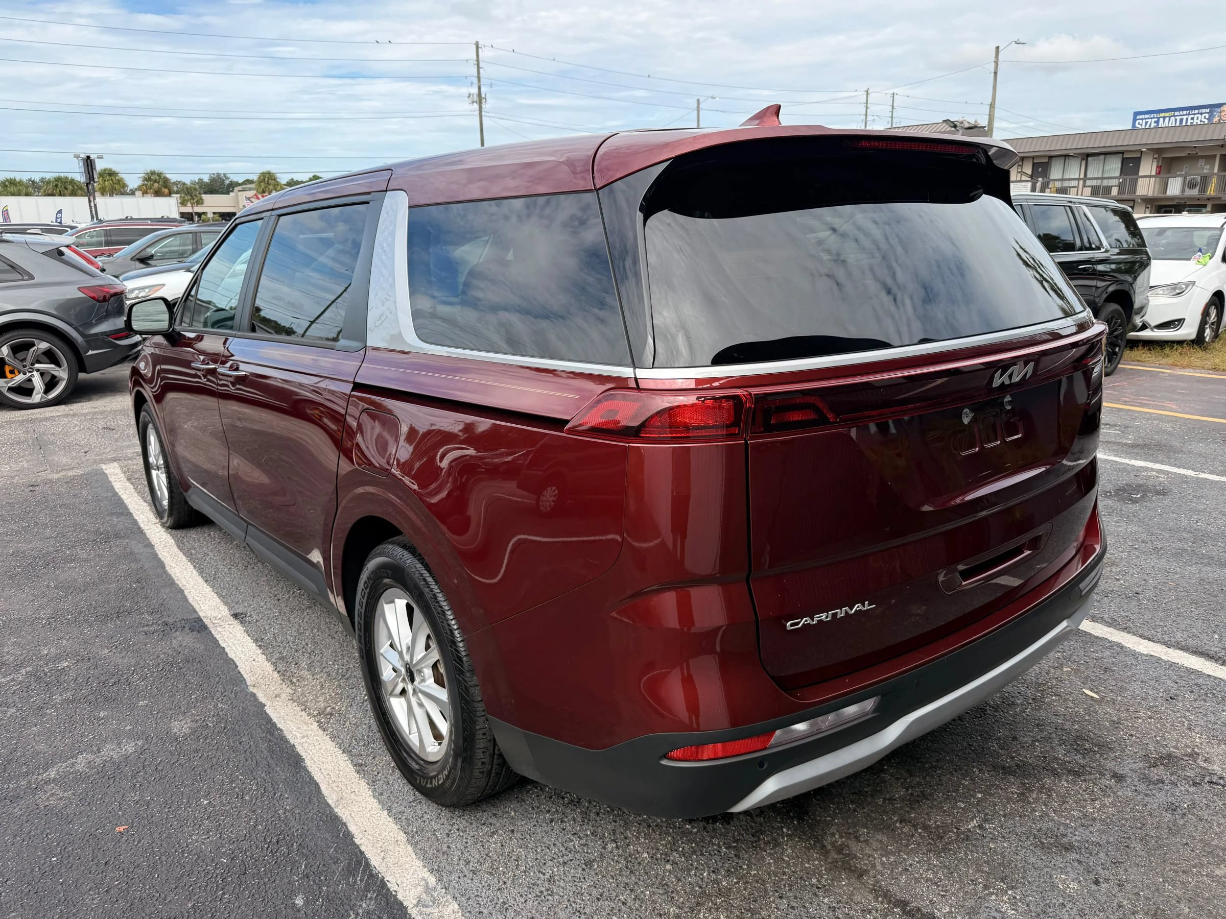 Used 2023 Kia Carnival LX FWD image 4