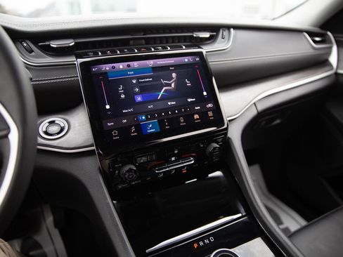 Used 2023 Jeep Grand Cherokee L Limited w/ Black Appearance Package image 4