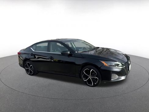 Used 2025 Nissan Altima 2.5 SR image 2