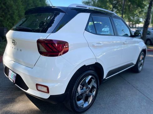 Used 2024 Hyundai Venue Limited FWD image 4