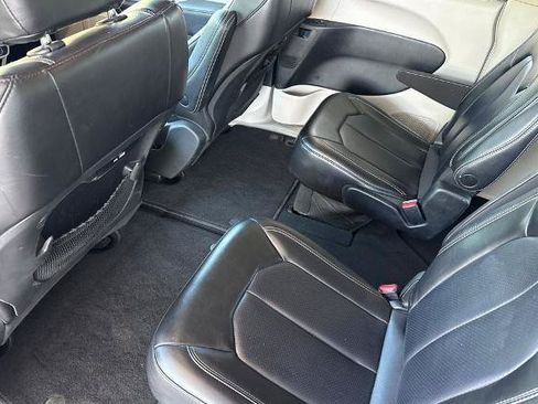 Used 2023 Chrysler Pacifica Touring-L FWD image 6