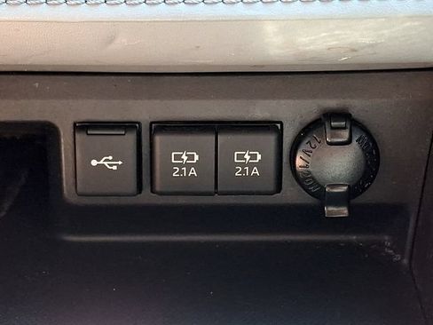 Used 2020 Toyota Highlander LE AWD/4WD image 23