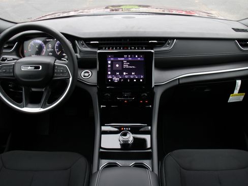 New 2025 Jeep Grand Cherokee L Laredo image 2