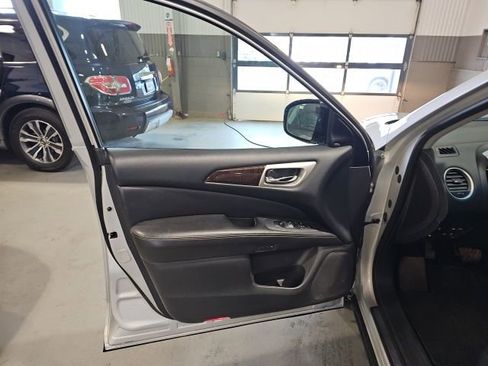 Used 2015 Nissan Pathfinder SL w/ Trailer Tow Package AWD/4WD image 10