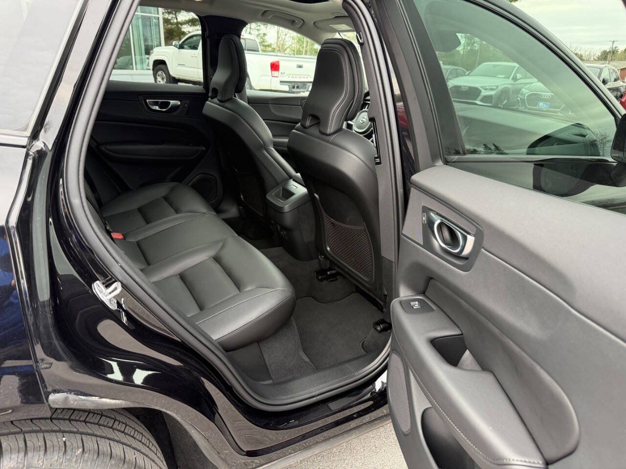 Used 2025 Volvo XC60 B5 Core AWD/4WD image 11