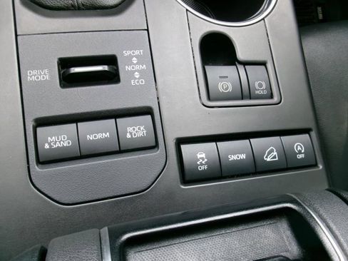 Used 2021 Toyota Highlander XLE AWD/4WD image 5