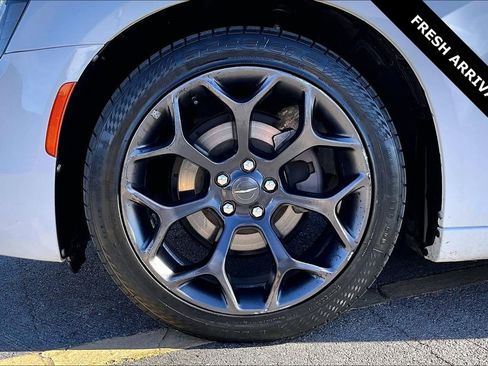 Used 2019 Chrysler 300 S image 31