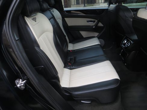 Used 2018 Bentley Bentayga image 25