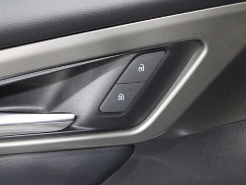 Used 2025 Chevrolet Traverse LT w/ Driver Confidence Package FWD image 8