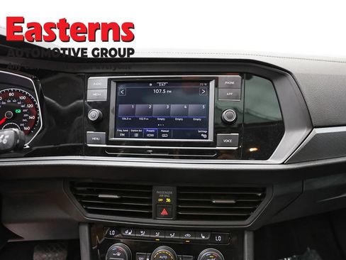Used 2020 Volkswagen Jetta SE w/ SE Cold Weather Package FWD image 12