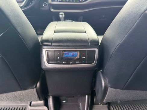 Used 2019 Toyota Highlander XLE AWD/4WD image 30