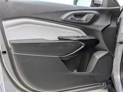 Used 2025 Chevrolet Trax LT w/ LT Convenience Package image 11